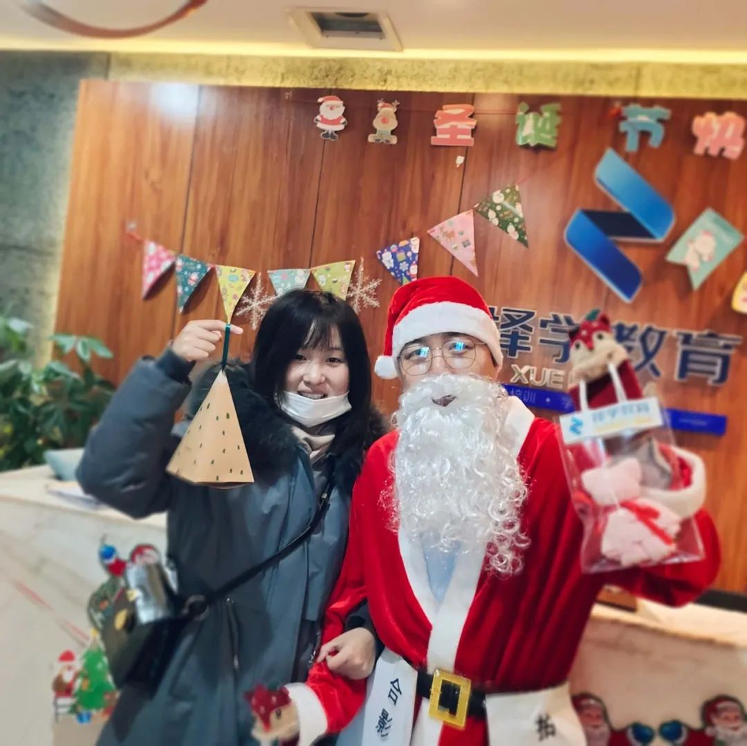 福利来袭！圣诞老人“空降”择学教育派发礼品
