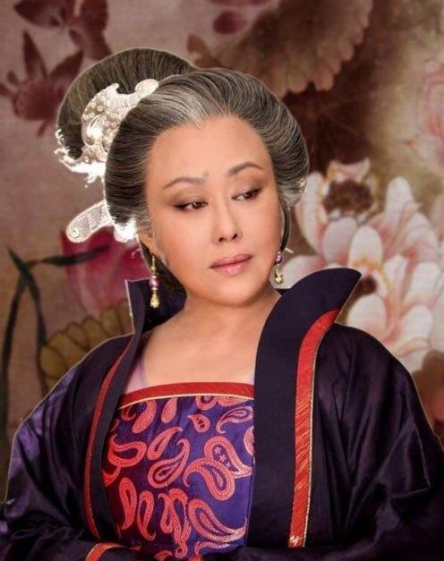 袁立为什么说斯琴高娃打羊胎素,斯琴高娃和袁立采访事件