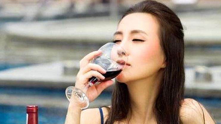 一喝酒就上脸是酒精过敏吗,怎么判断是喝酒上脸还是酒量不好