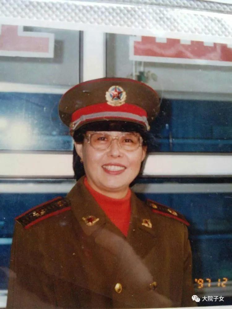 我从小在军营生活长大,我是在部队大院长大的