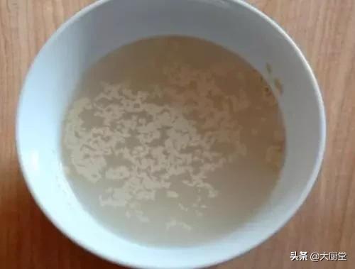面粉怎么做油条不用鸡蛋和酵母粉,一碗面一个鸡蛋教你在家做油条