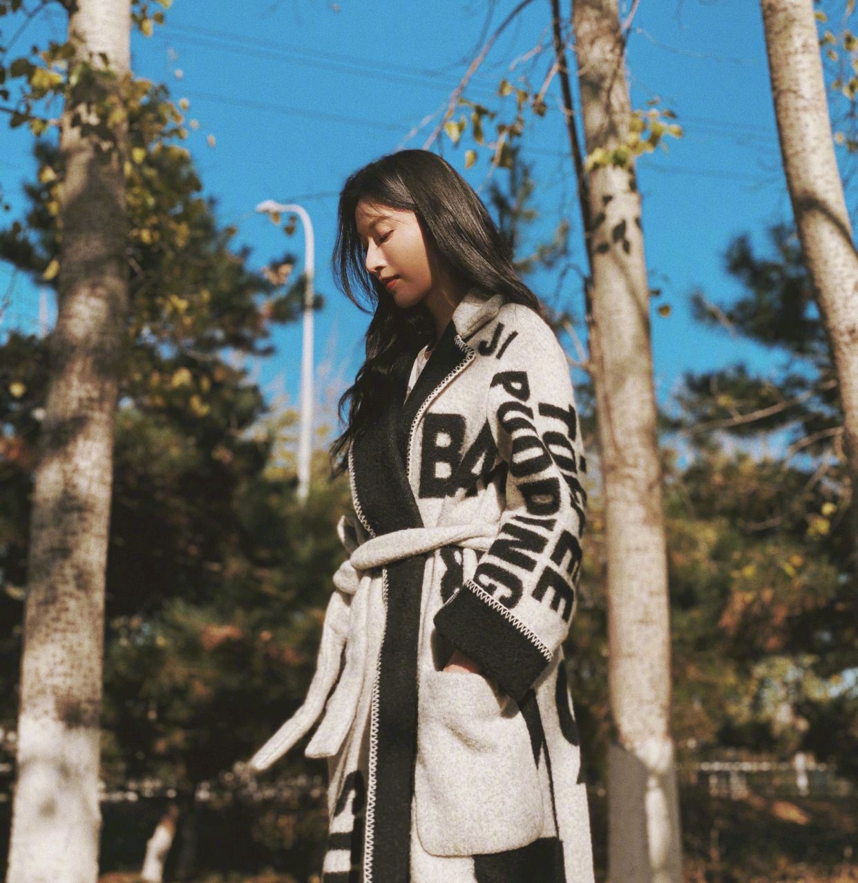 张俪穿西装外套内搭衬衫贝雷帽,张俪穿一身黑色look帅气洒脱