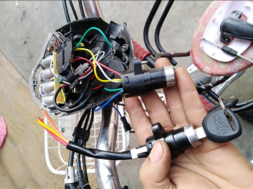 电动车关了钥匙显示屏还是亮,电动车不开钥匙车大灯为什么还亮