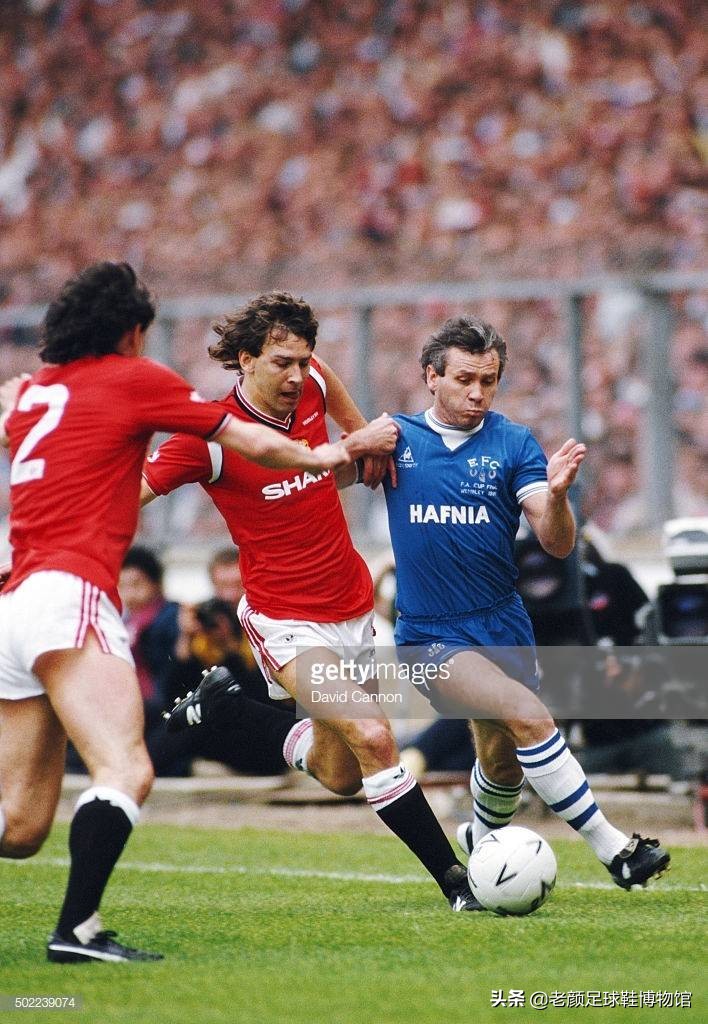 英格兰第一铁汉，骨折踢完比赛，40年前战胜曾国足，爱穿牛逼鞋