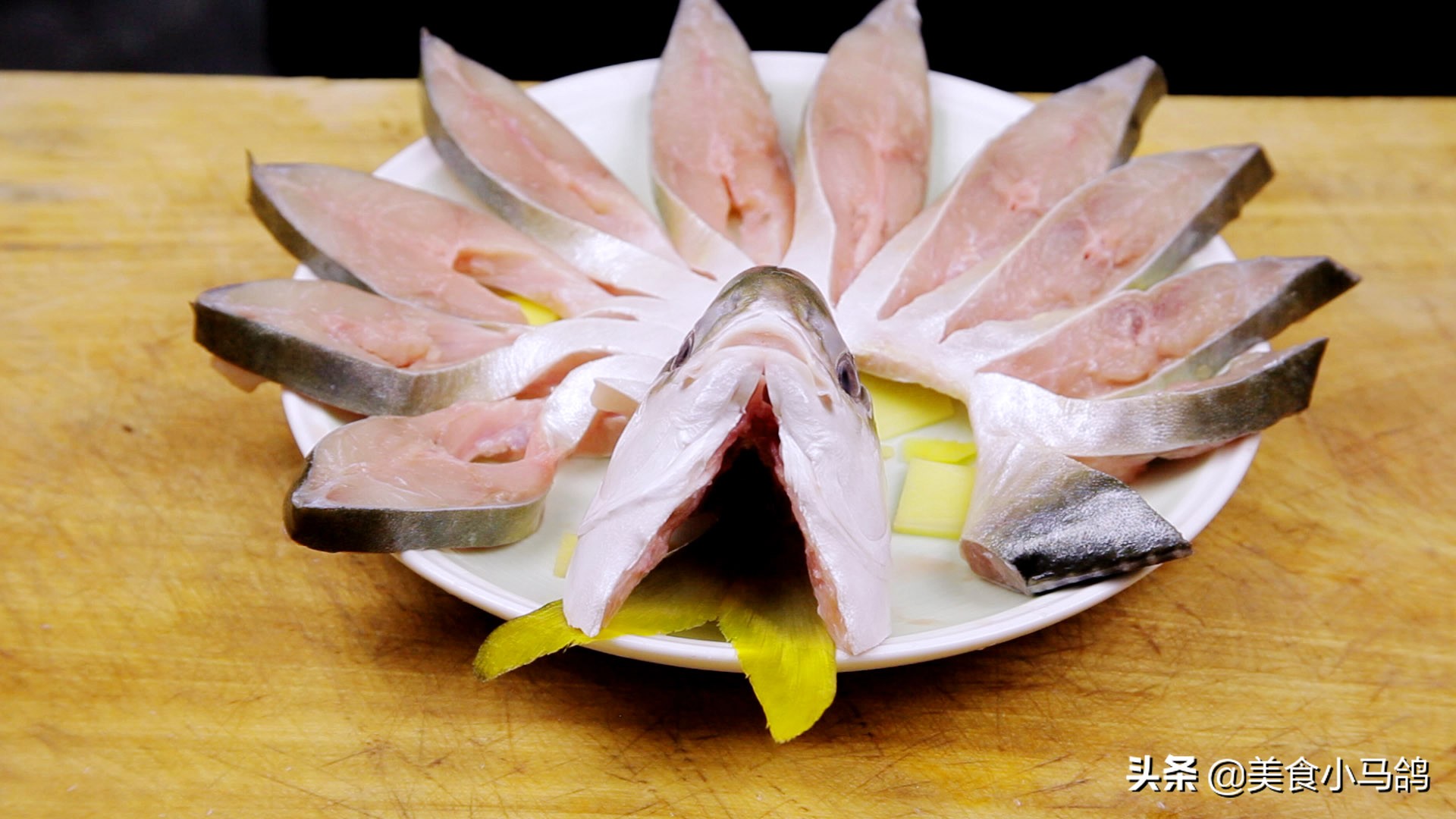 继续清理年货库存,教你做一道颜值爆表的清蒸鱼,晒朋友圈后火了