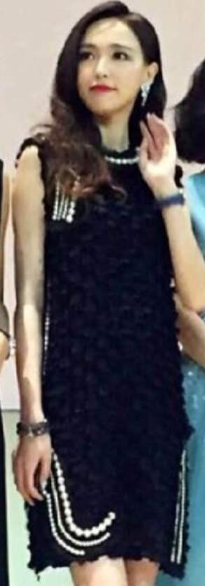 何洁精修图身着山寨裙,修图师救得了何洁