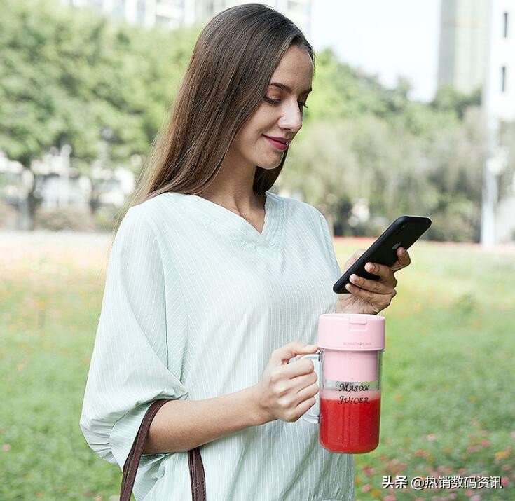 手动榨汁机与便携式榨汁机测评,果蔬榨汁机小型便携式充电榨汁机