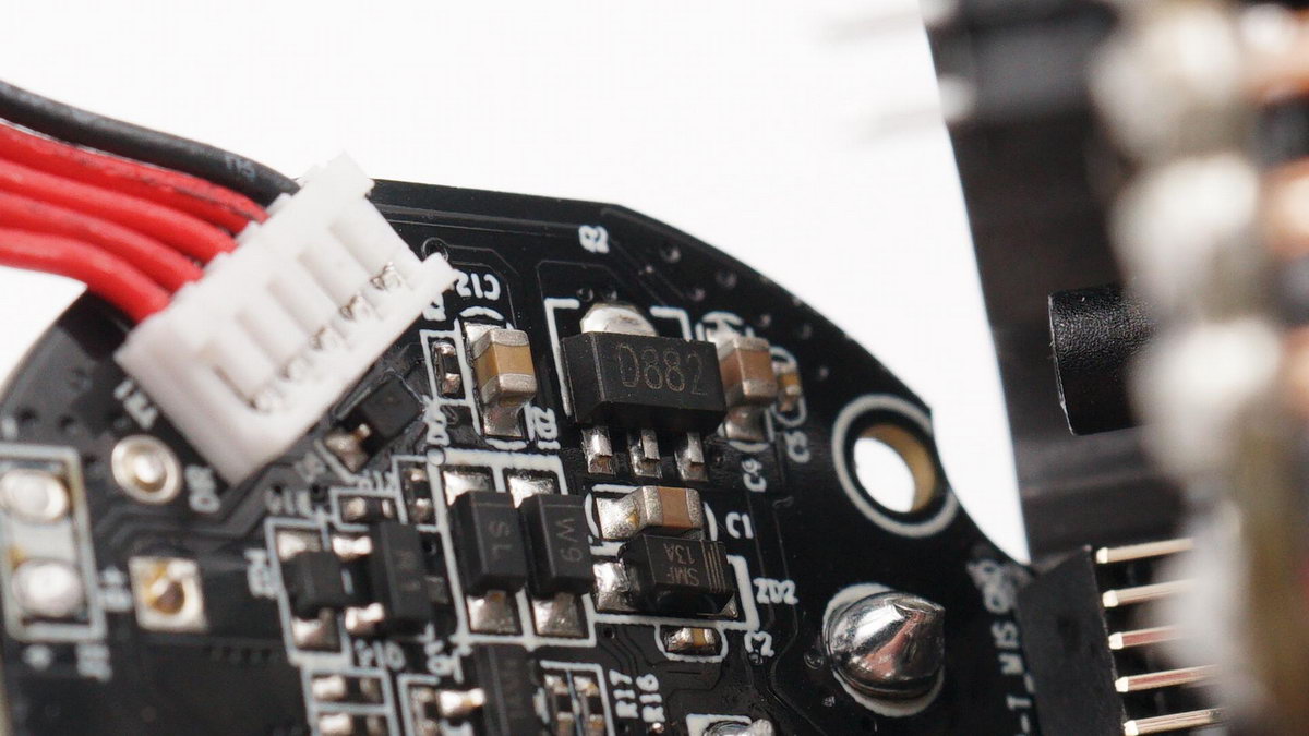 电钻拧三合一螺丝,微型手持小电钻拆解