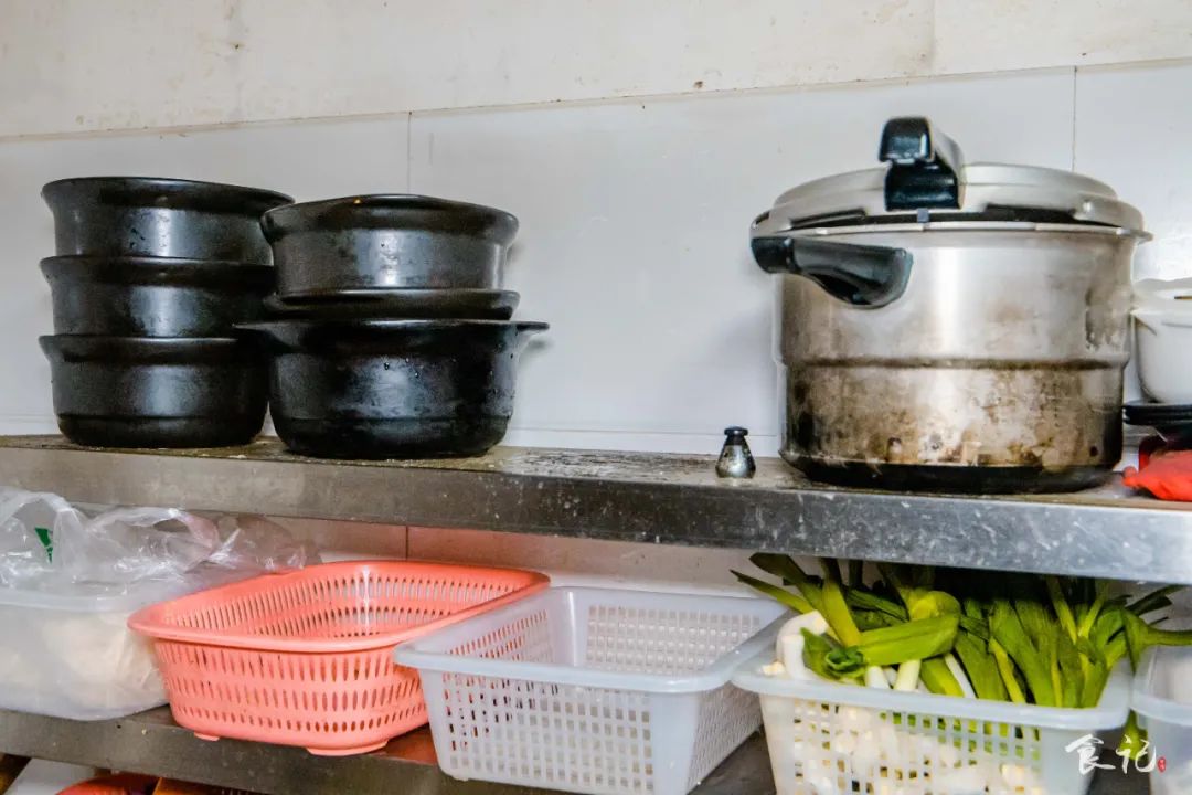 真的假的？万达清冷的夜市中，竟藏着踩点也要去吃的砂锅麻辣烫…