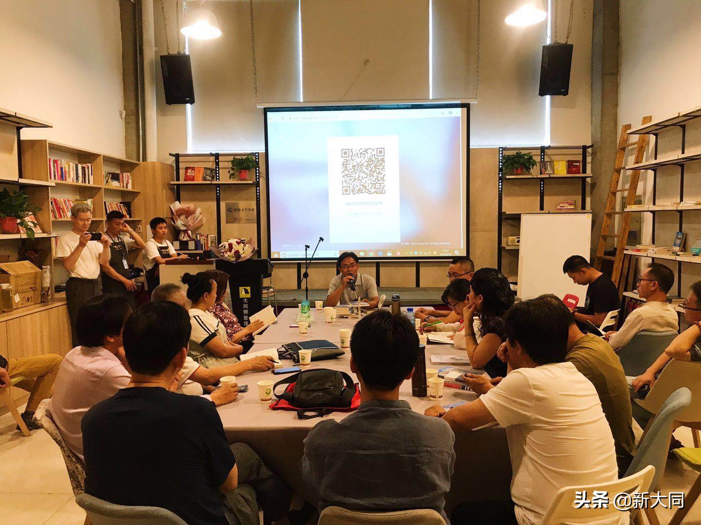 侯建臣：低到尘埃（关于散文集《乱炖》）文学沙龙掠影