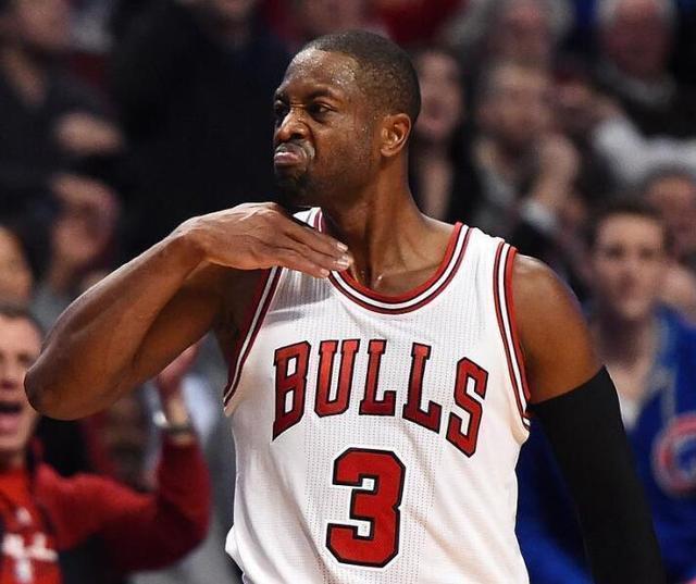 10图看进球后的庆祝动作:库里伸出手指指向天,韦德表情霸气至极