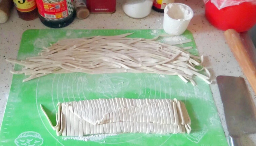 做手擀面里面需要加鸡蛋吗,手擀面面条怎么煮才筋道不粘连