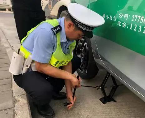 有司机看着换胎工具一筹莫展，有小车P档锁死无法动弹，都被交警轻松解决