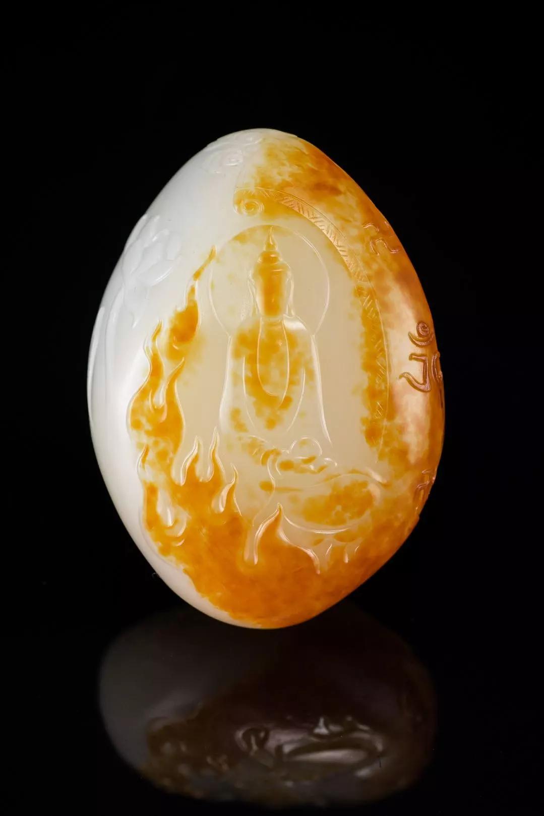 玉雕大师手里的黑青籽料,籽料皮色彰显玉雕灵气