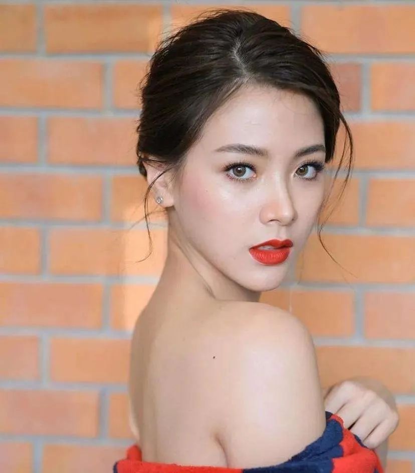 被称作泰国最美小花的90后，画上这个妆连Lisa都要被比下去