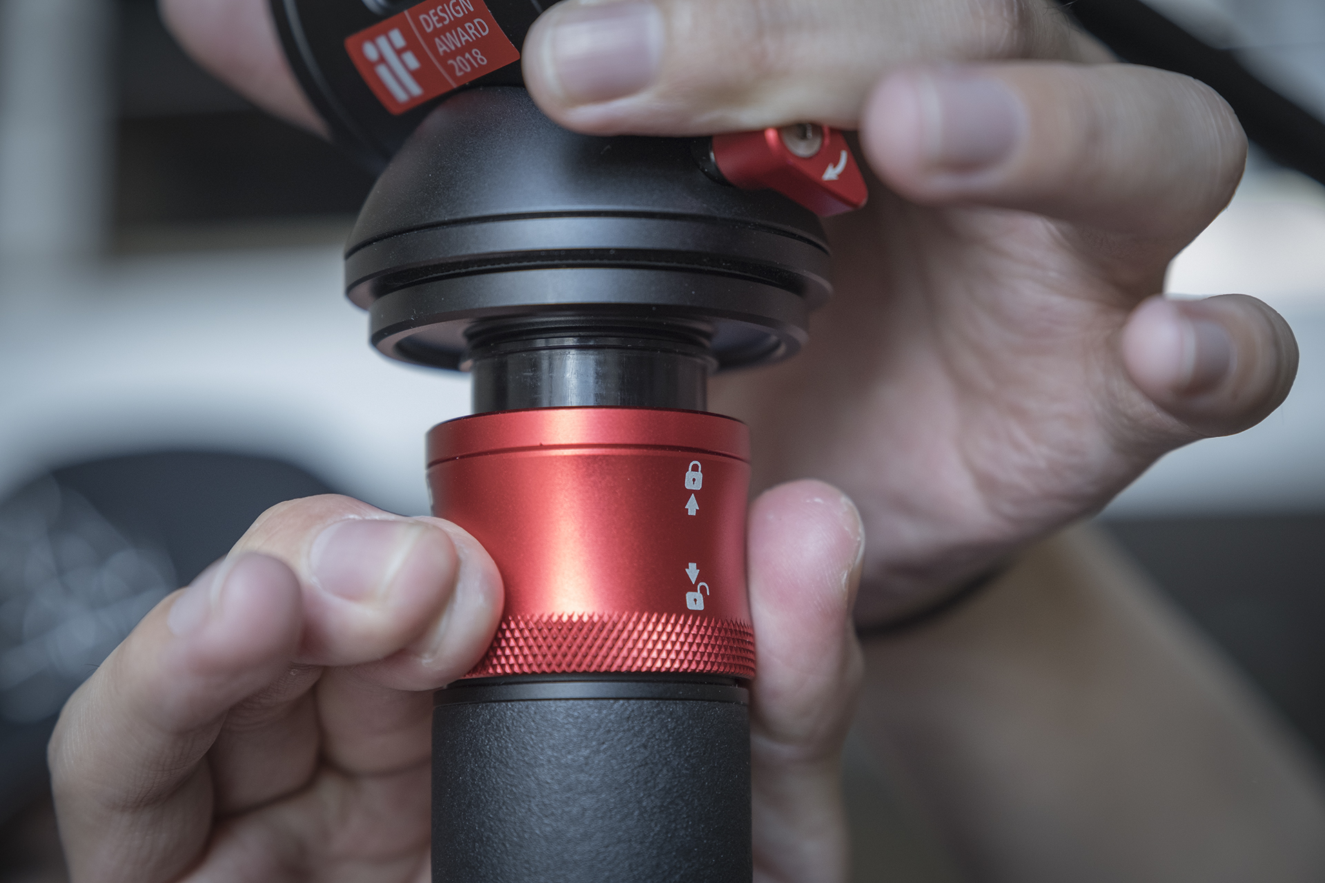 聚目开箱丨明明能靠脸，偏要拼才华——印迹COBRA2代独脚架开箱