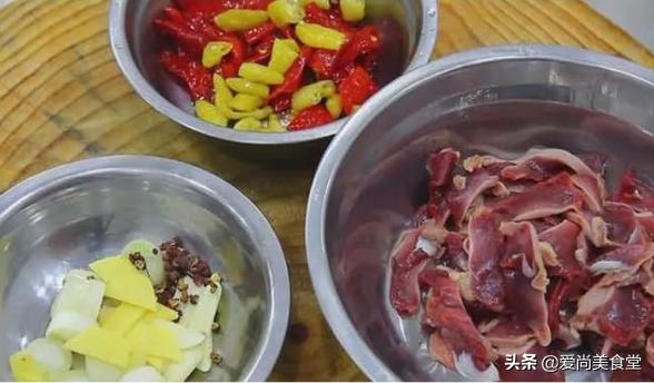 泡椒鸡胗的做法最正宗的做法,泡椒鸡胗的泡椒水要不要放进去炒