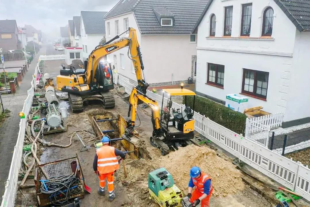 挖机老板和司机对话,利用挖机小技巧快速赚钱