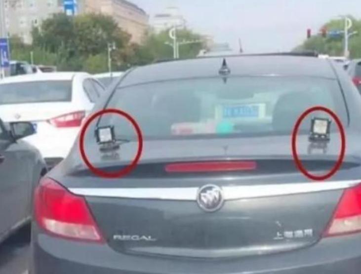 夜晚被对方用远光灯照射如何反击,被远光灯晃应该怎么处理