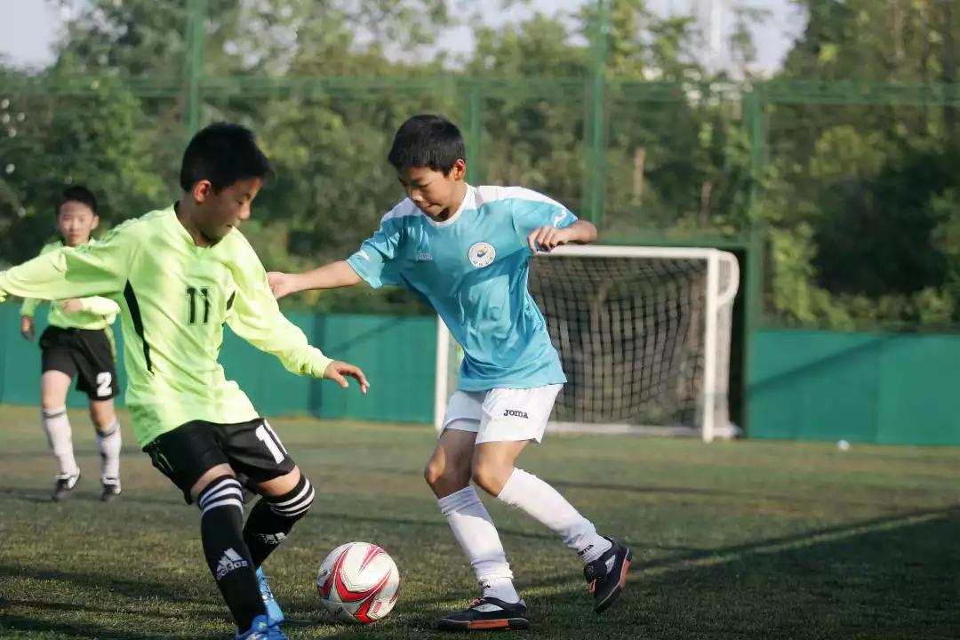 中超武汉球迷文化节“小小画家”童心绘出绿茵梦