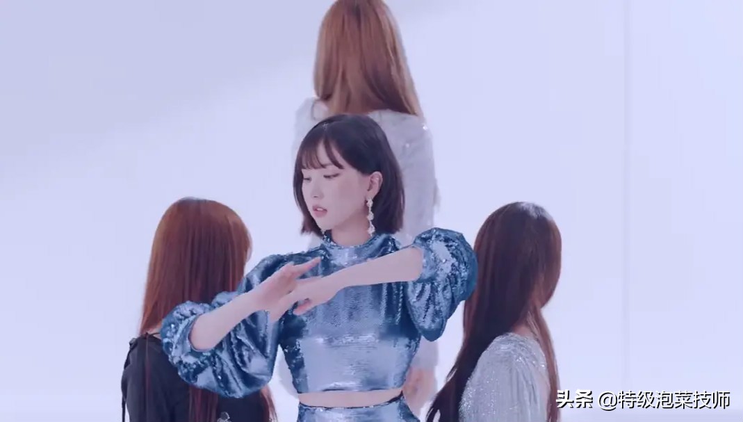 捧太过?韩国女团出新歌,人气一般的成员竟直接拿队友当凳子?