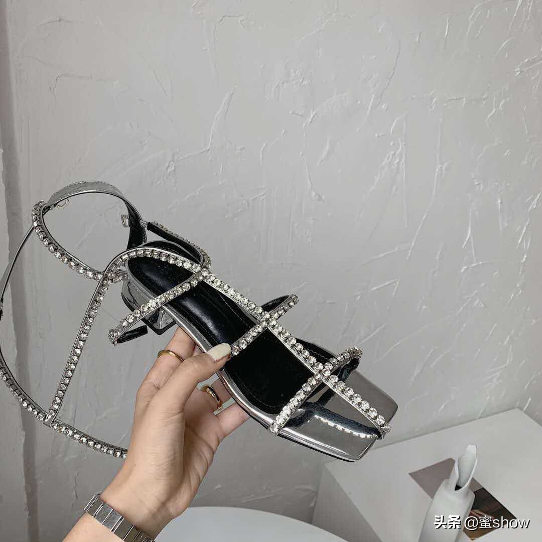 思加图罗马水钻凉鞋,罗马凉鞋显脚小质感高级