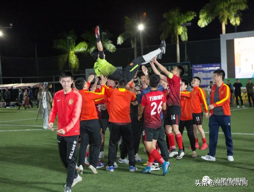 我们是冠军！宏扬.金维智能足球赛万业夺金杯