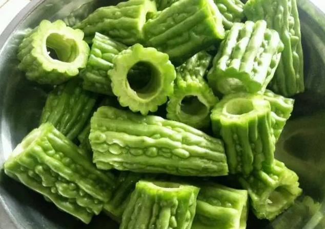 买苦瓜时怎么挑苦瓜不苦呢,买苦瓜要怎么挑