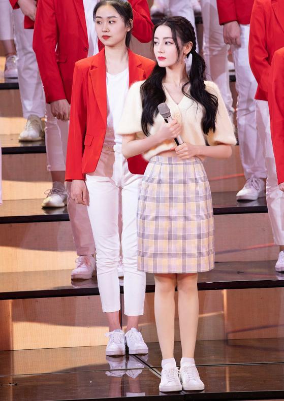 迪丽热巴穿礼服出席活动,迪丽热巴穿礼服散气场