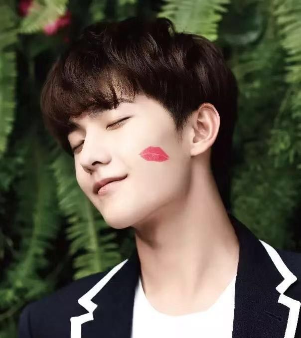 涂上自己喜欢的口红,涂上像自己本身唇色的口红