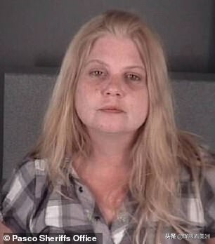 男子遭妻子家暴打得遍体鳞伤,遭妻子家暴被猛踢