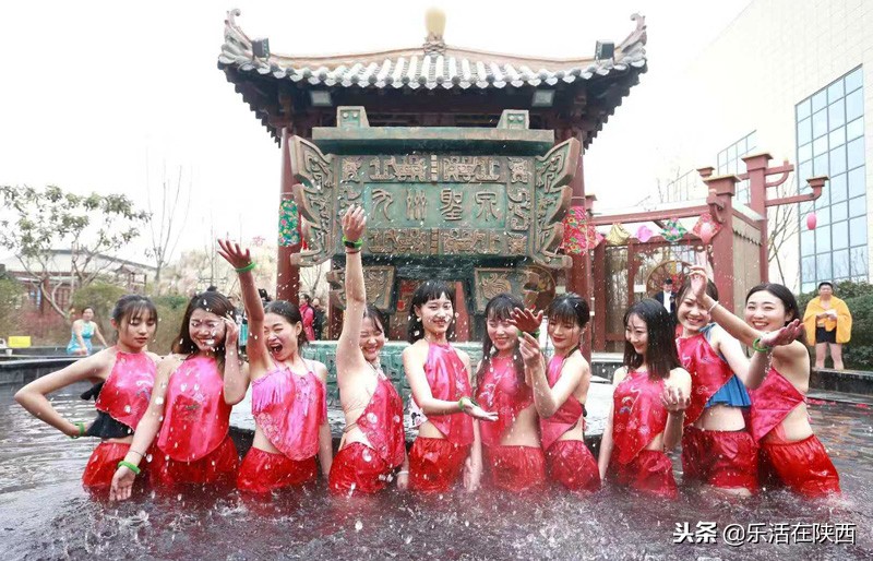 美女红酒肚兜秀，最美中国风，寒冬中华郡嗨翻天