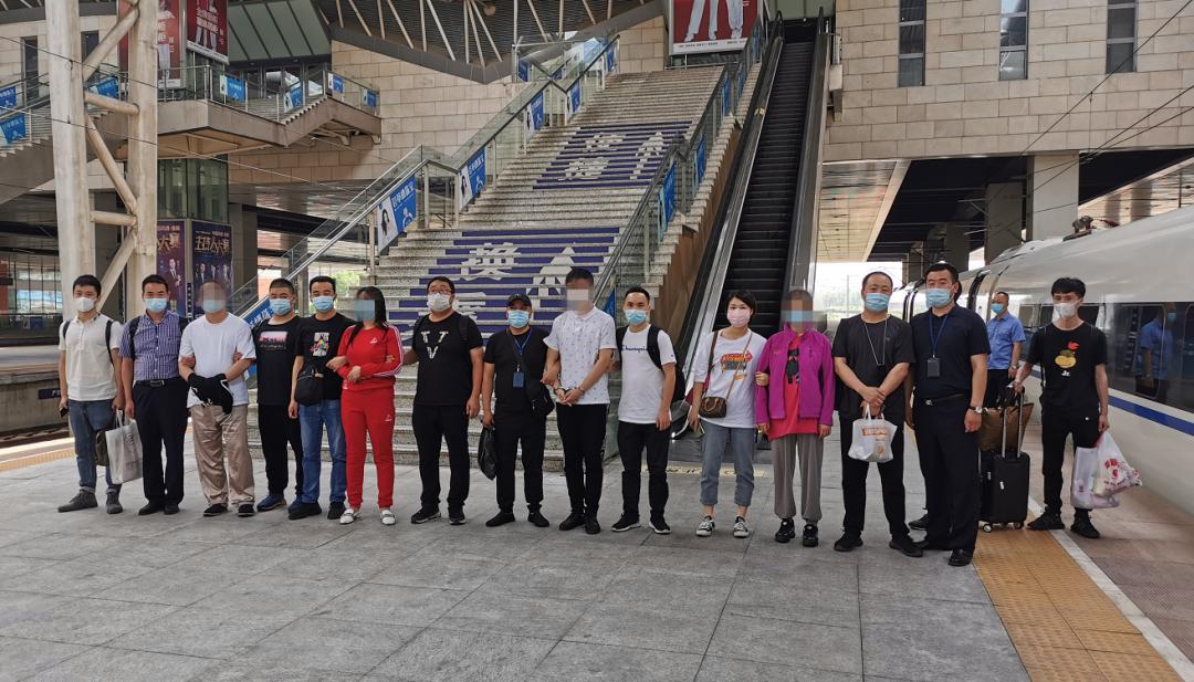 为施“降情术”与知名男星相爱，女子豪掷400余万元，结果