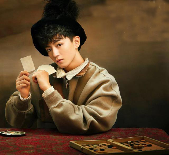 花男穿搭,王俊凯复古西装加背头港风