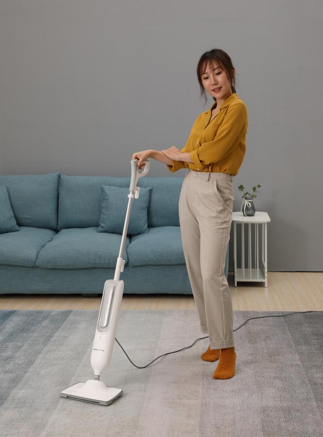 “变态”的日本人居然用140°蒸汽拖地，蒸死细菌和螨虫，真香