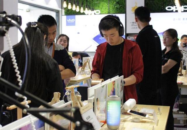 实体店纷纷倒闭,为什么手机店很少倒闭