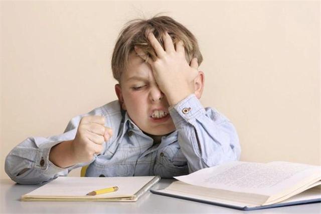 孩子喜欢买名牌该怎么教育,看到同学穿名牌