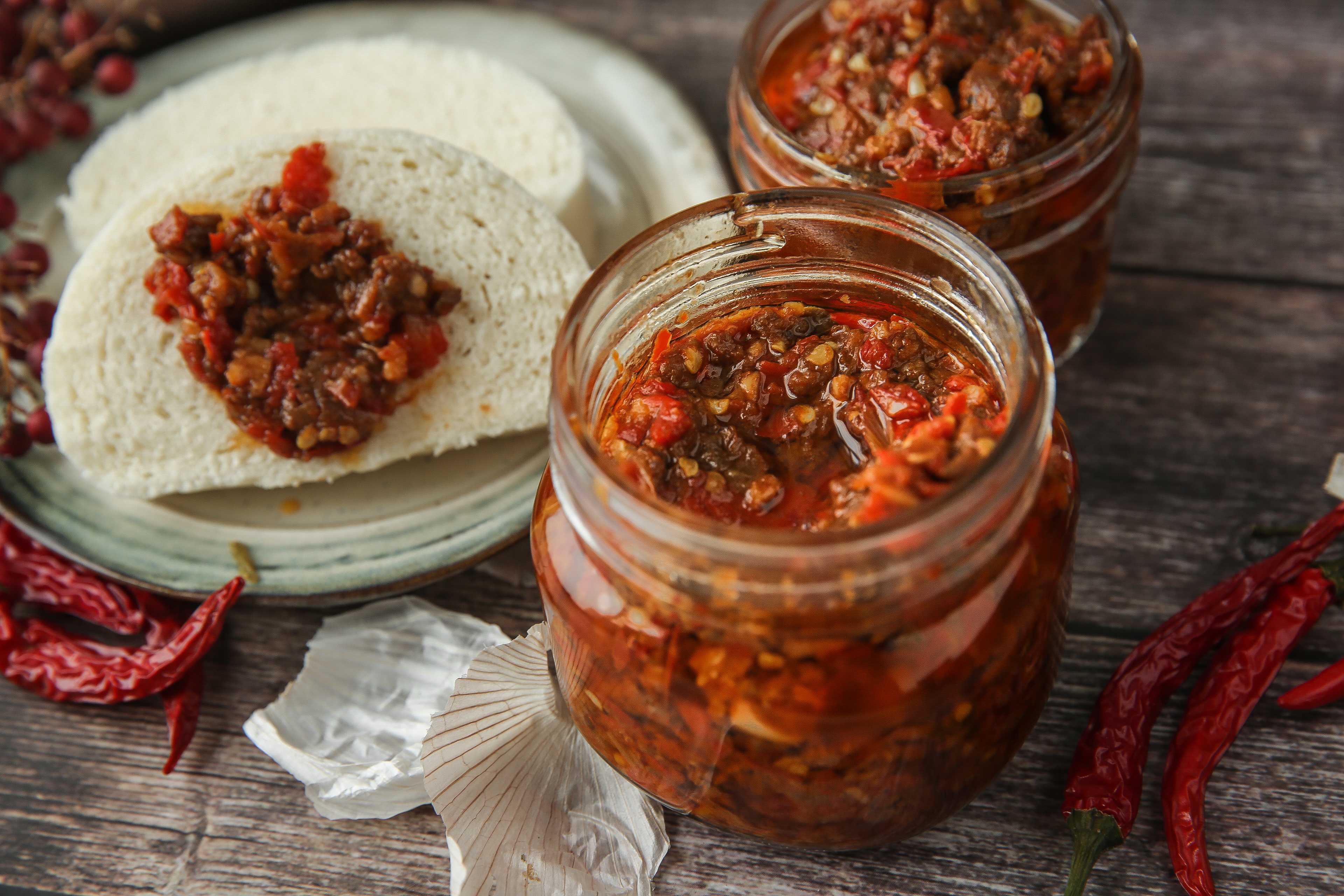 家里的牛肉酱用什么装,家庭自制香辣牛肉酱里面放蒜吗