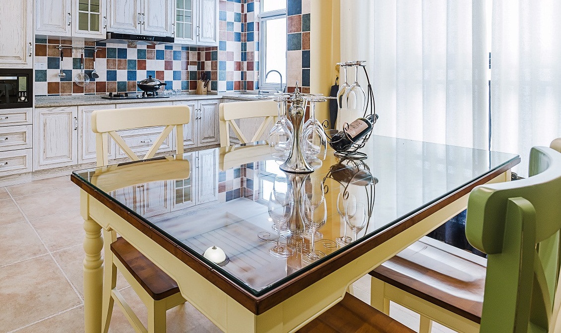 菜凉了才能放桌子上，掉漆，留印，难擦洗，想把实木换玻璃餐桌？