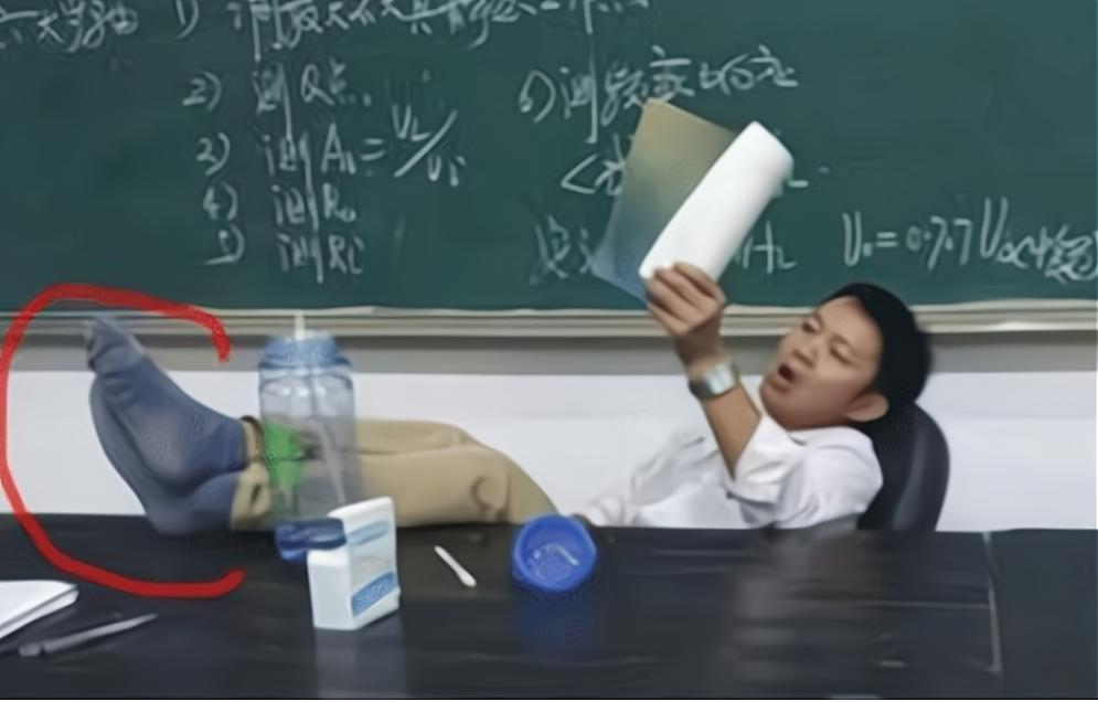 学生偷拍老师尴尬瞬间,学生偷拍老师搞笑图片