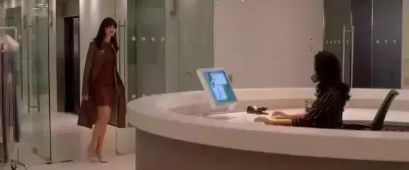 穿上小皮衣，我就是整个办公室最时髦的姑娘！