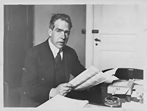 哥本哈根和爱因斯坦,哥本哈根学派的代表人物是谁