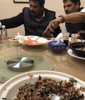 吃火锅搞笑的图片,吃火锅搞笑瞬间