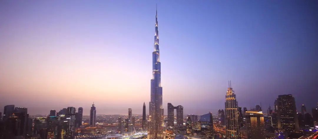 迪拜街头捡到一辆豪车,迪拜豪车坟场里的废弃豪车