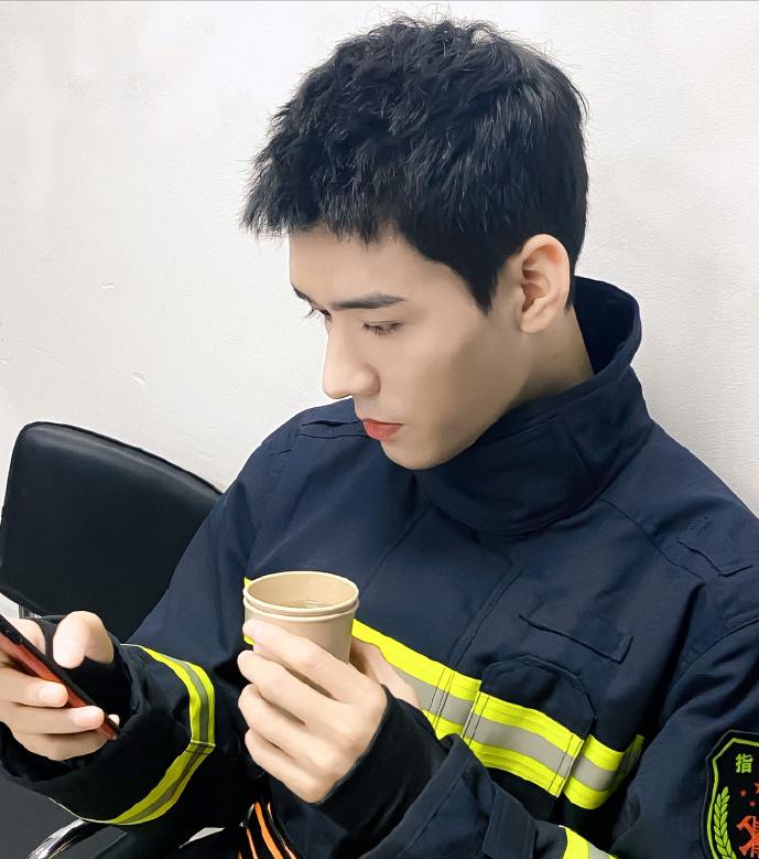 龚俊，你咋一副老了会被骗去买保健品的样子，难怪一直想发财