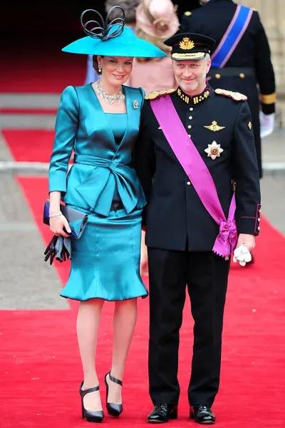 重回十年前世纪婚礼，宾客们靠礼帽频频抢镜，碧翠丝因造型被骂哭