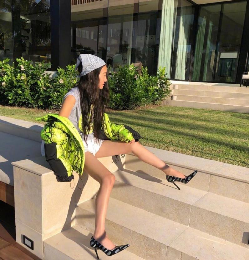 “婚纱女王”王微微近照曝光，年过七旬保养得当，身材纤细似少女