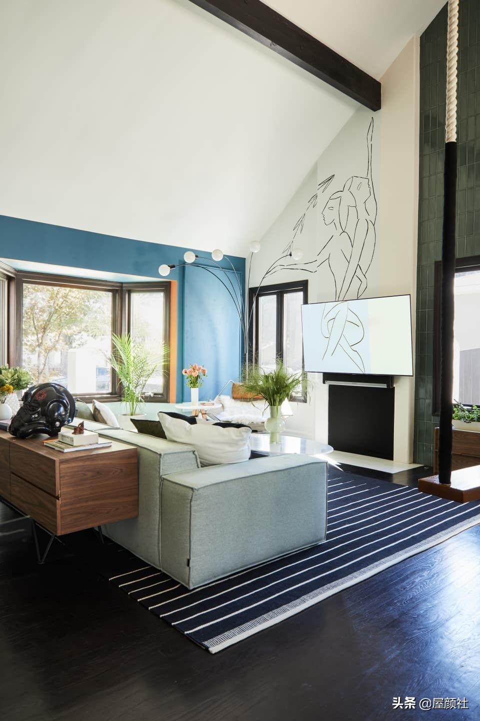 好莱坞明星詹妮娜的豪宅曝光。混搭复古，大胆涂色，居然还配秋千