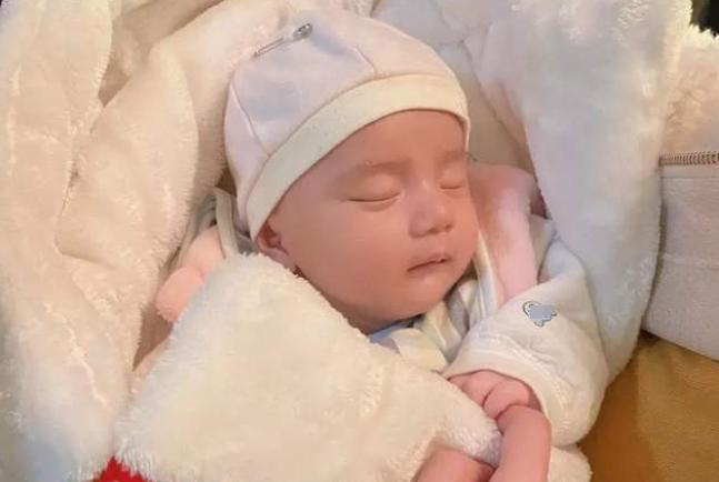 小婴儿身上“香香的”,家长别只顾“吸娃”,要留心不对劲的味道