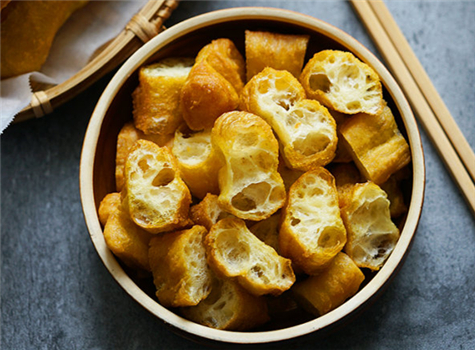 不用酵母也能炸出松软酥脆的油条,怎么用发酵粉炸出酥脆的油条